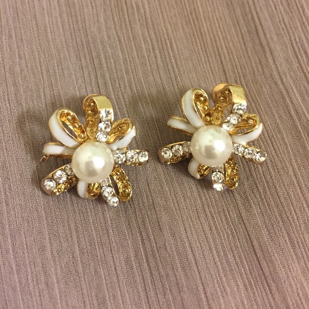 Flower shape pearl earrings - Picture 4 of 4